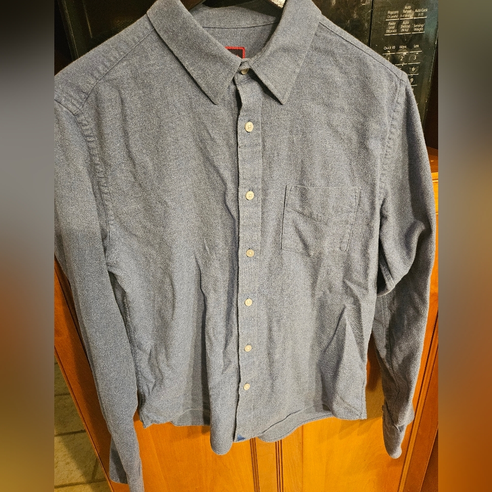 Untuckit brushed cotton button down. Size Medium.